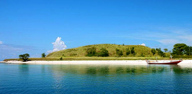 Boat heading to Nisa Pudu Island